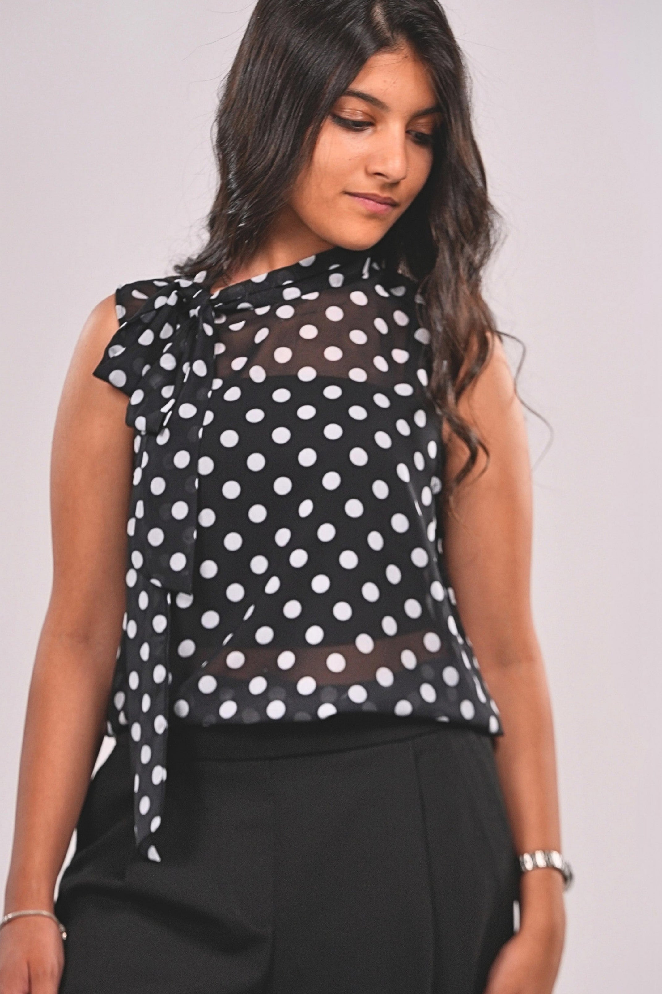 Polka dots sleeve less blouse